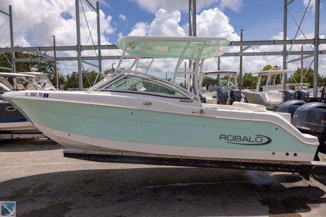 Pre-Owned 2022 Robalo R247 DC for sale